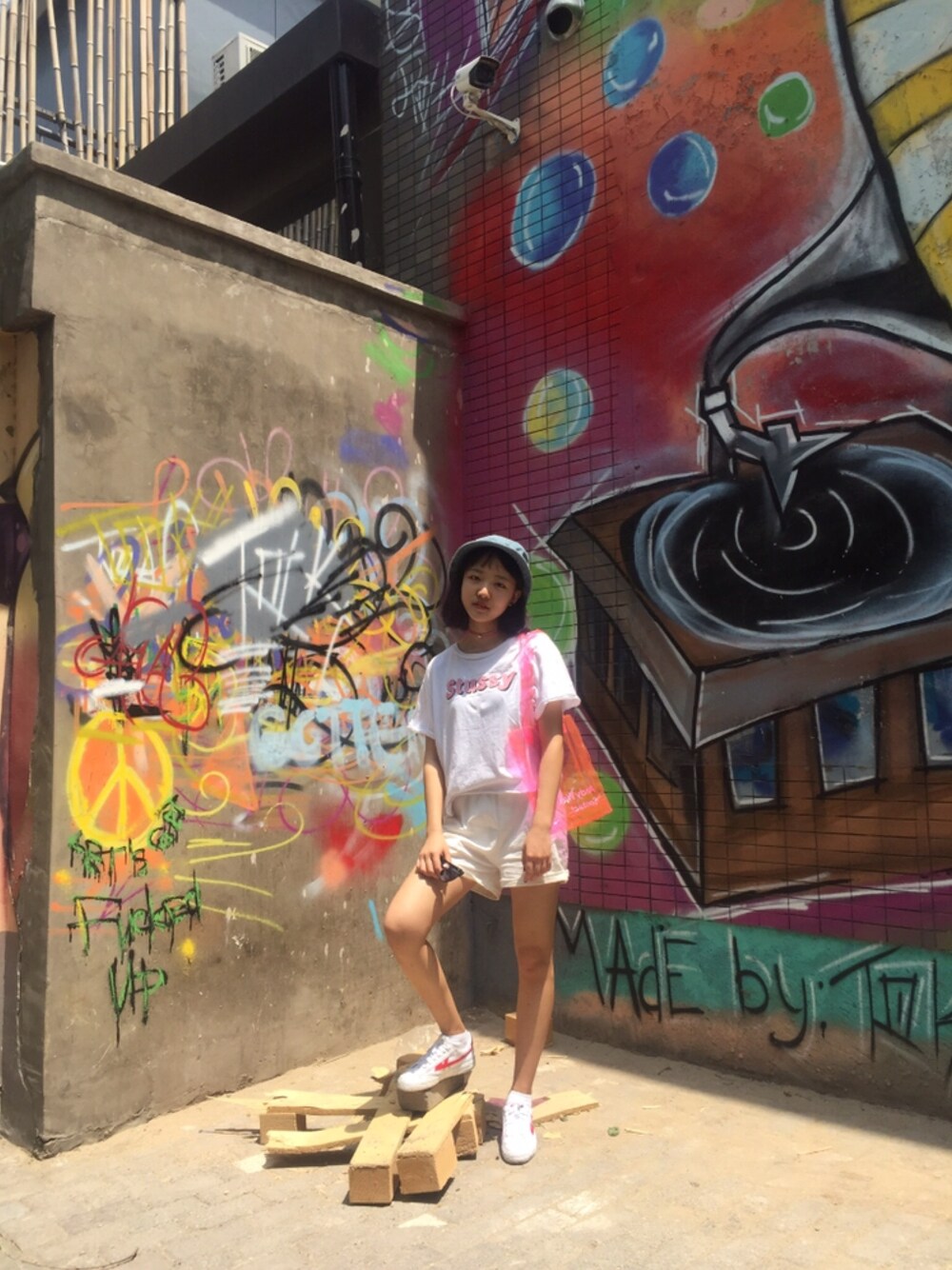 「STUSSYのアイテム（Tシャツ/カットソー、ホワイト系）」を使った、zoodoggy さん（レディース・165cm）の秋コーディネートの1枚目の写真