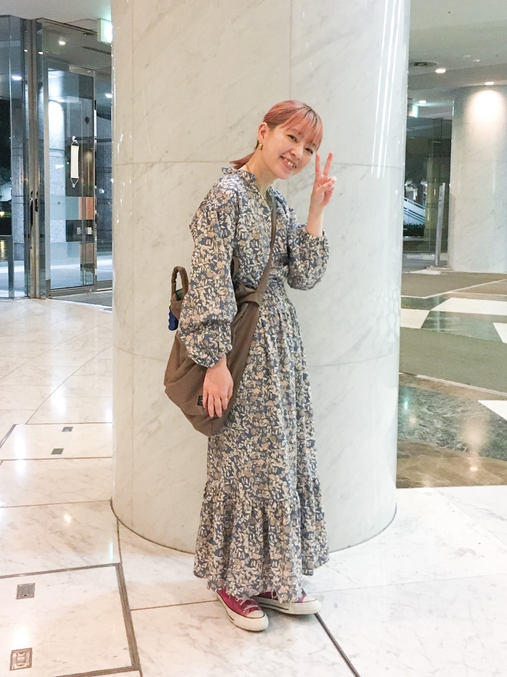 「ラブアンドピース2020、花柄ワンピース、マキシ丈ワンピース、ハイカットスニーカー」｜「haco!の【スザンヌさんコラボ】大人の華やかさを詰め込んだ　ウエストシャーリングのスタイルアップワンピース　by LOVE&PEACE PROJECT（ワンピース、ブルー系）」を使った、mamiさん（レディース・155cm）の秋コーディネートの1枚目の写真
