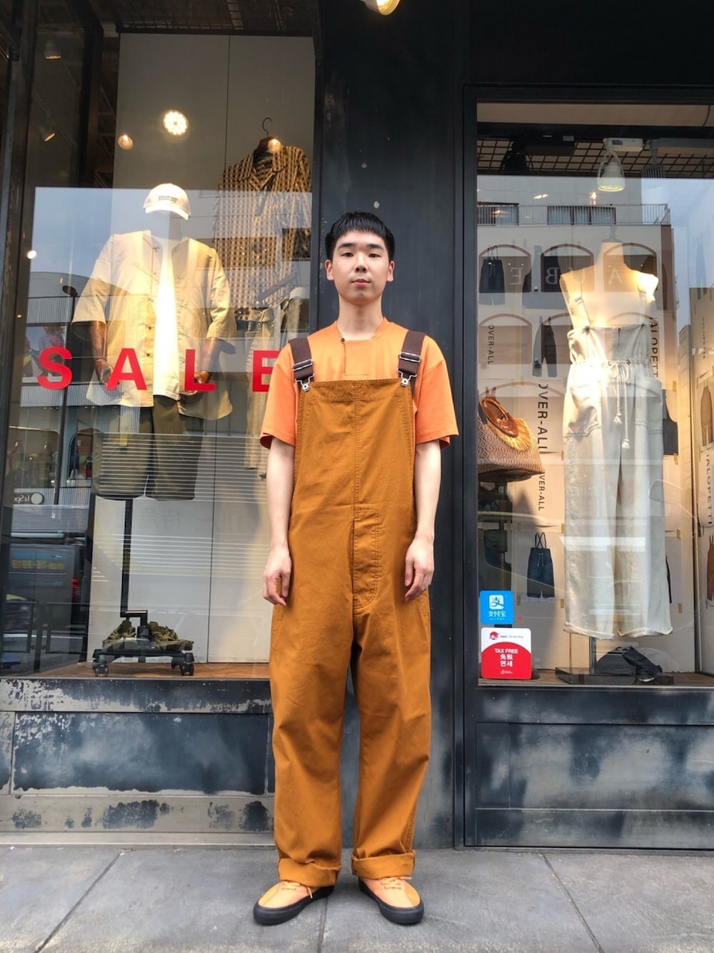 「ジョンブル、ジョンブル　プライベート　ラボ(Johnbull Private labo)、johnbull、Johnbull Private labo、夏、シンプル、ブラウン、Tシャツ、オーバーオール、スニーカー」｜「ROBERTO COLLINAの【roberto collina】ヘンリーネックカットソー（Tシャツ/カットソー、オレンジ系）」を使った、shogoさん（メンズ・175cm）の夏コーディネートの1枚目の写真