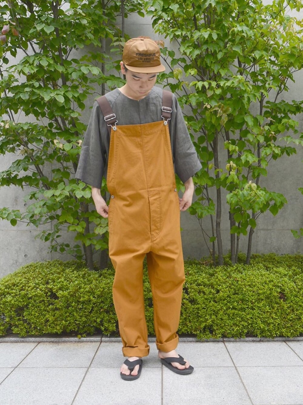 「johnbull、Johnbull Private labo、ジョンブル、ジョンブル　プライベート　ラボ(Johnbull Private labo)、夏コーデ、カジュアルコーデ、ストリート、ブラウン、シャツスタイル、キャップ」｜「FRESHJIVEの【FRESHJIVE】刺繍ロゴキャップ（キャップ、ベージュ系）」を使った、shogoさん（メンズ・176cm）の夏コーディネートの1枚目の写真