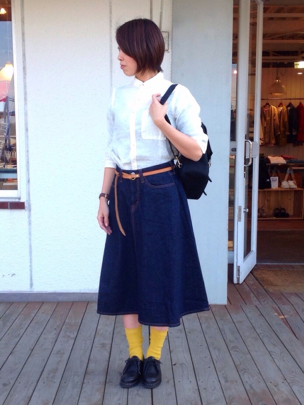 「デニム、デニムスカート、Paraboot、シャツスタイル、TANDEY、Brocante、ドミンゴ、D.M.G.、Domingo」｜「Brocanteの[Brocante / ブロカント]　リネンキャンバス7分袖ユニヴェルセルシャツ（シャツ/ブラウス、ホワイト系）」を使った、D_MALL児島さん（レディース・165cm）の春コーディネートの1枚目の写真