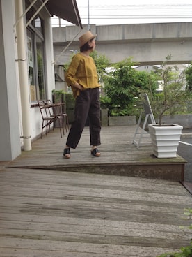 「OMNIGOD（オムニゴッド）のアイテム（パンツ）」を使った、D_MALL児島さん（レディース・165cm）の春コーディネート