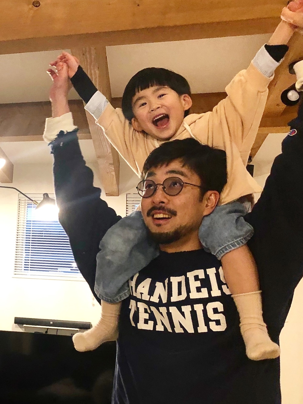 「家、Champion、リバースウィーブ」｜「Championのアイテム（スウェット、ブルー系）」を使った、ＮｅｒｄＩｎｓｉｄｅＭｅさん（メンズ・180cm）の冬コーディネートの1枚目の写真