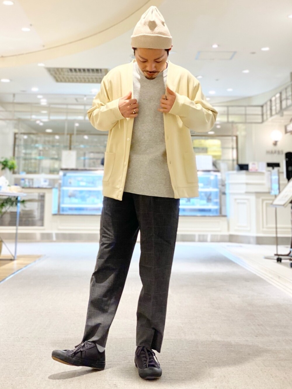 パープル系のニット/セーター、グレー系のその他パンツ、ベージュ系のカーディガン/ボレロを着用したメンズの冬コーディネートの1枚目の写真