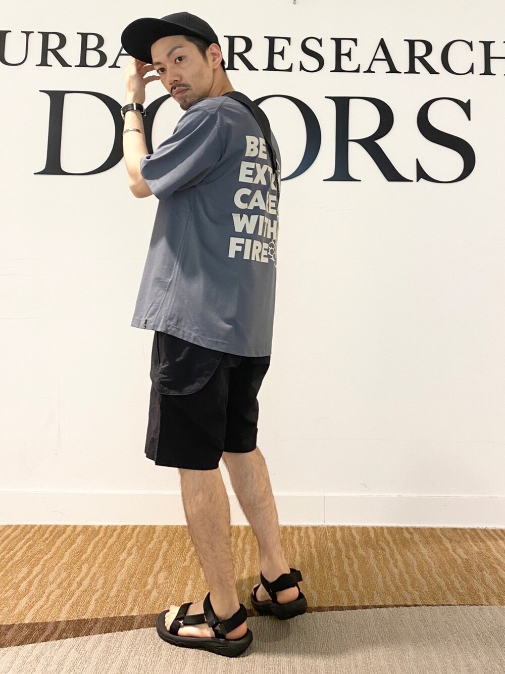 グレー系のTシャツ/カットソー、ブラック系のその他パンツ、ベージュ系のショルダーバッグを着用したメンズの春コーディネートの1枚目の写真
