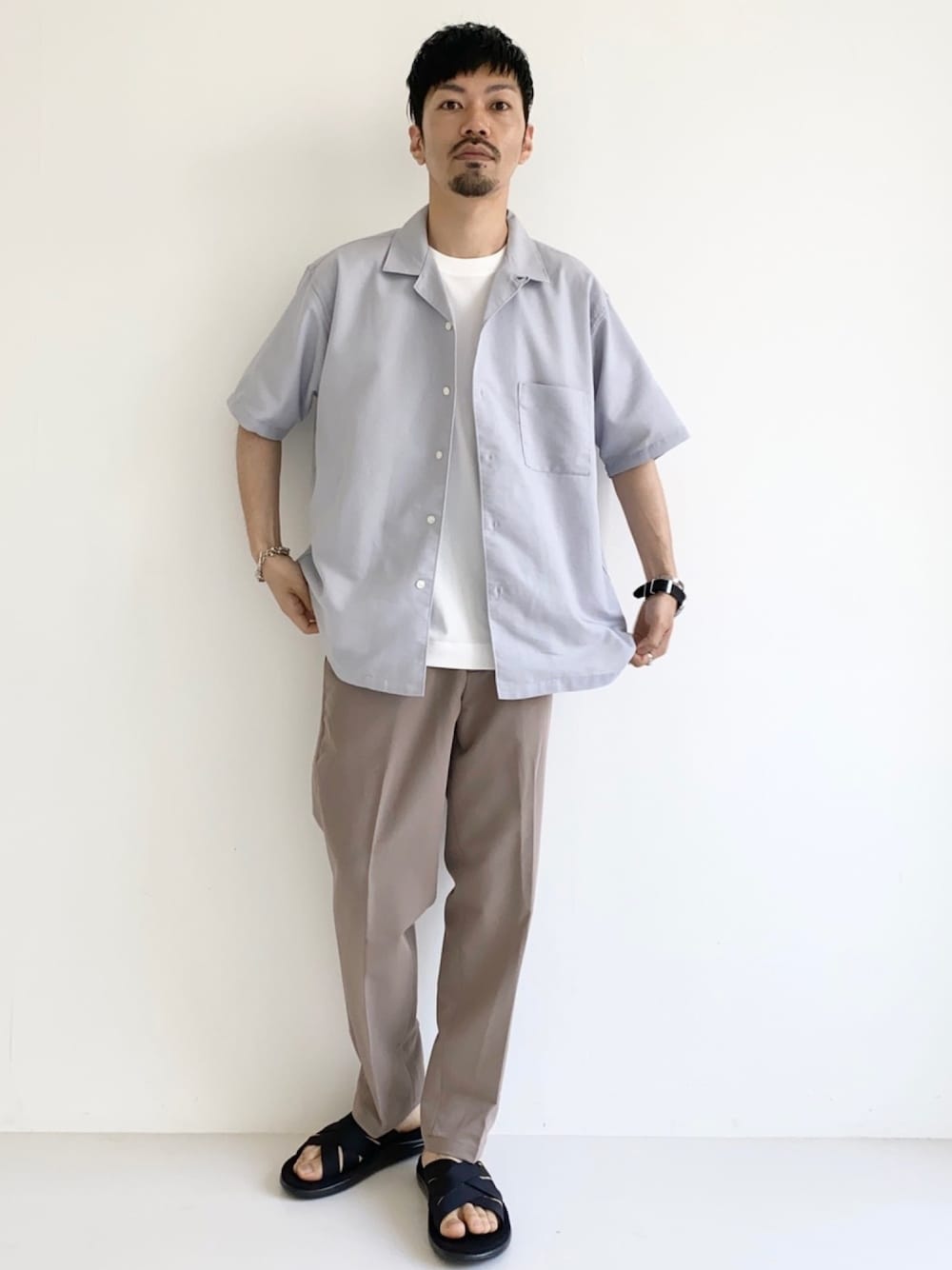 ブルー系のシャツ/ブラウス、ホワイト系のTシャツ/カットソー、ブラウン系のその他パンツを着用したメンズの夏コーディネートの1枚目の写真