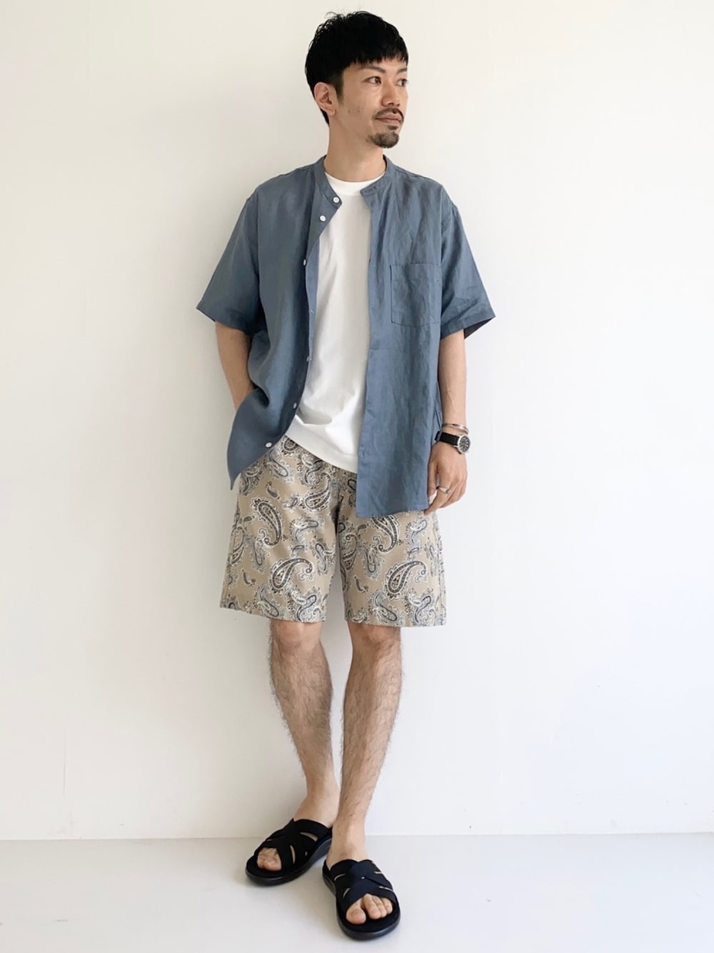 ホワイト系のTシャツ/カットソー、ブルー系のシャツ/ブラウス、ベージュ系のその他パンツを着用したメンズの夏コーディネートの1枚目の写真