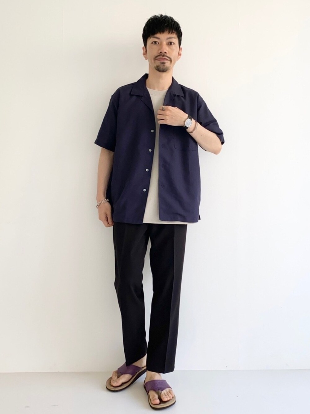 ブラック系のその他パンツ、ブルー系のシャツ/ブラウス、グレー系のTシャツ/カットソーを着用したメンズの夏コーディネートの1枚目の写真