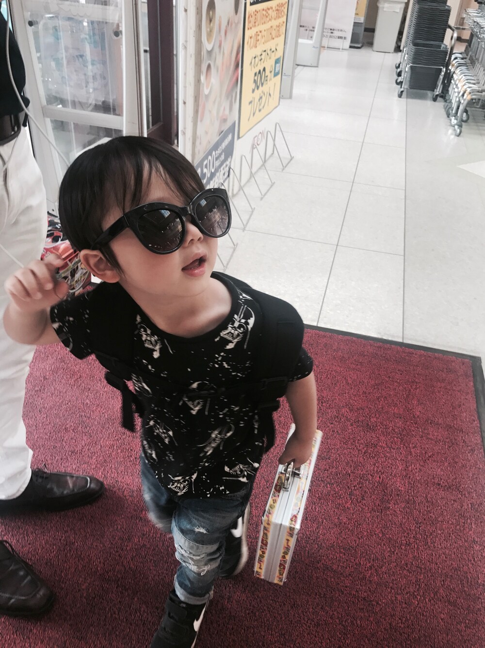 「男の子コーデ、スターウォーズ、3歳、ブラック、自分でコーデ、boy、男の子」｜「H&Mのアイテム（Tシャツ/カットソー、ブラック系）」を使った、kzsluvさん（キッズ・100cm）の夏コーディネートの1枚目の写真