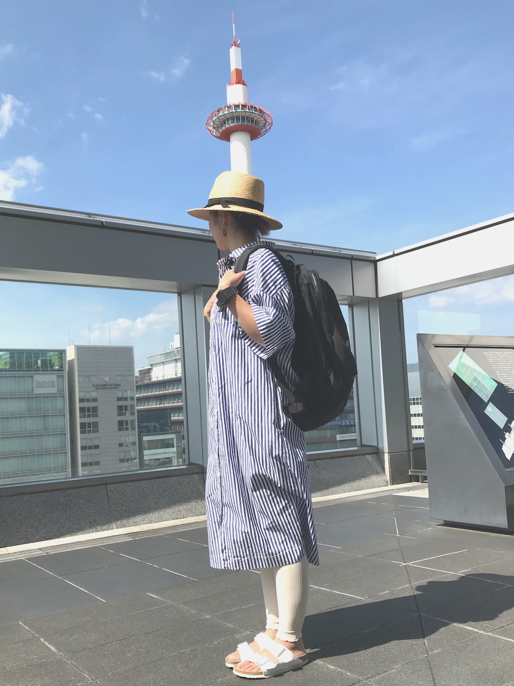 「むぎわら帽子、休日コーデ、ストライプワンピース、シャツワンピ、レギンス、サンダル、リュック、ゴツめ時計、カジュアル、シンプル」｜「PUAL CE CINのアイテム（帽子、ベージュ系）」を使った、®️さん（レディース・160cm）の夏コーディネートの1枚目の写真