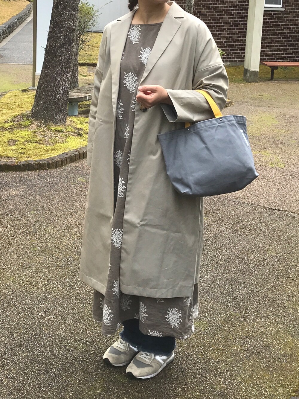 「みつあみ、ロングコート、ワンピース、刺繍ワンピース、デニム、スニーカー、トートバッグ、カジュアル、シンプル」｜「PUAL CE CINのマーガレット刺繍ワンピース（ワンピース、ブラウン系）」を使った、®️さん（レディース・160cm）の春コーディネートの1枚目の写真