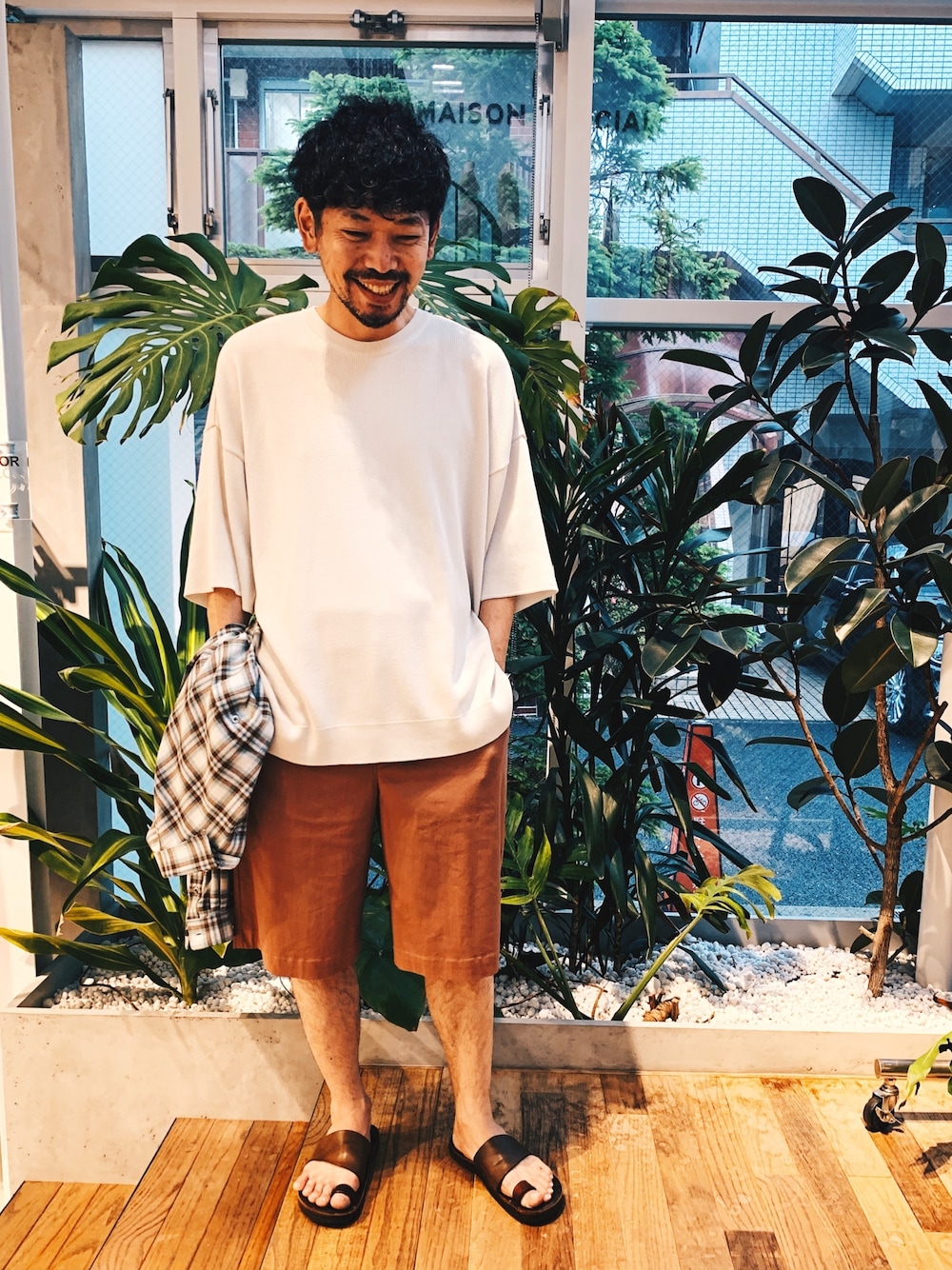 「夏、シンプル、大人カジュアル、カジュアル、シンプルコーデ、夏コーデ、サマーニット、ショートパンツ、ラフ、ゆるコーデ」｜「MAISON SPECIALの《ユニセックスアイテム》ハイツイスト畦プライムオーバーニットTシャツ 【MAISON SPECIAL/メゾンスペシャル】（Tシャツ/カットソー、ホワイト系）」を使った、yutasuzukiさん（メンズ・176cm）の春コーディネートの1枚目の写真