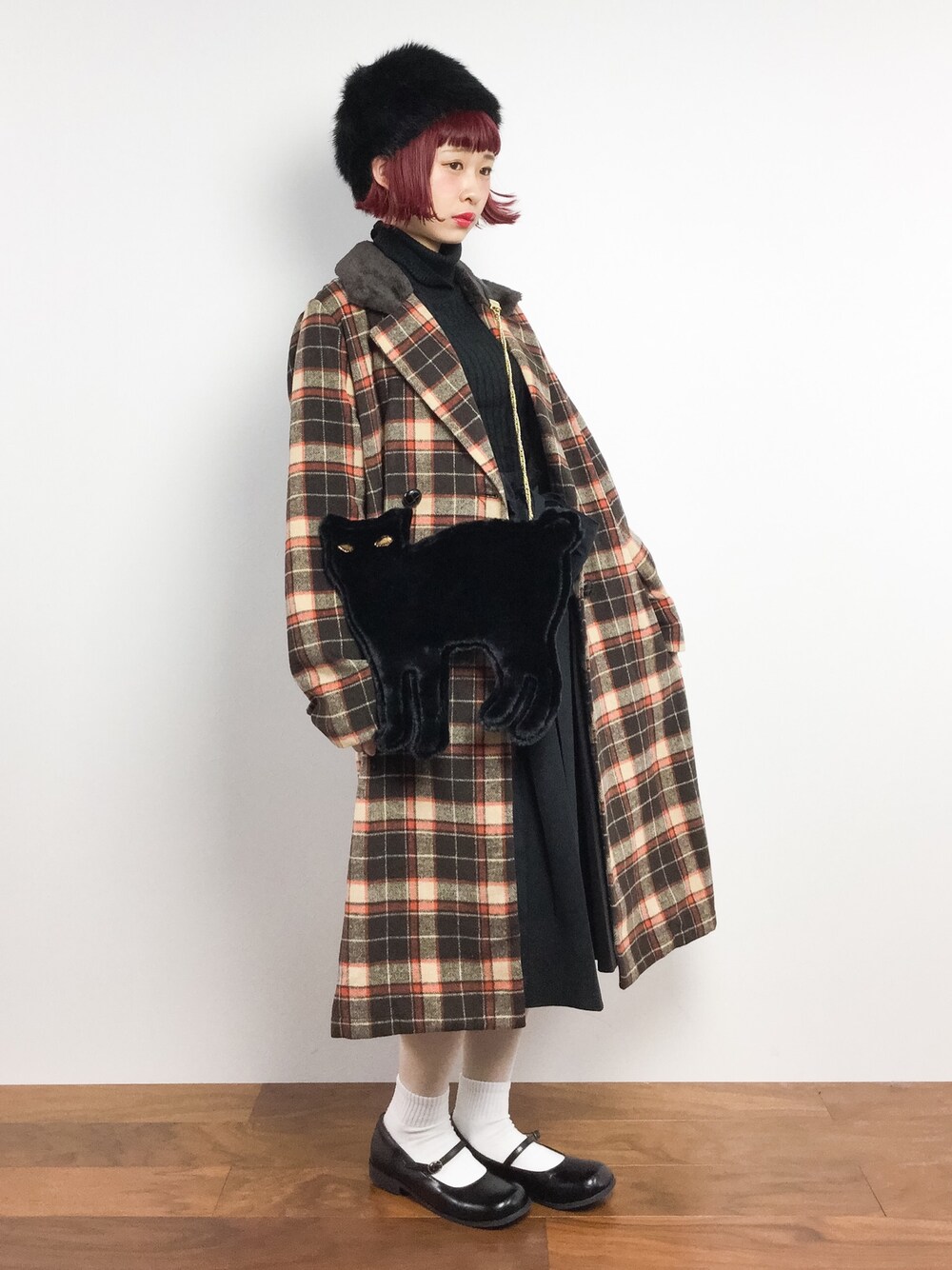 「チェック、冬コーデ、ロングコート、デート、冬、ファッション、チェーンバッグ、チェックコート、ファー帽子、ちょこびおすすめ」｜「jouetieのフェイクファーロシアンハット（ハット、ブラック系）」を使った、チョコビさん（レディース・154cm）の冬コーディネートの1枚目の写真