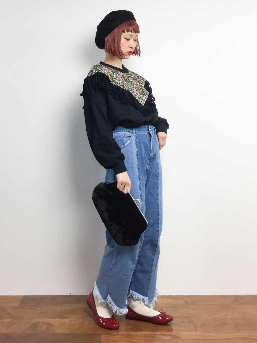 「スウェット、パンプス、ベレー帽、フリンジ、デニムパンツ、パンツスタイル、ファー小物、ペタンコ靴、切りっぱなしデニム、チビーズ✳︎」｜「atmos/atmos girlsのLovable Basque Beret (LCP-M47177)（ハンチング/ベレー帽、ブラック系）」を使った、チョコビさん（レディース・154cm）の冬コーディネートの1枚目の写真