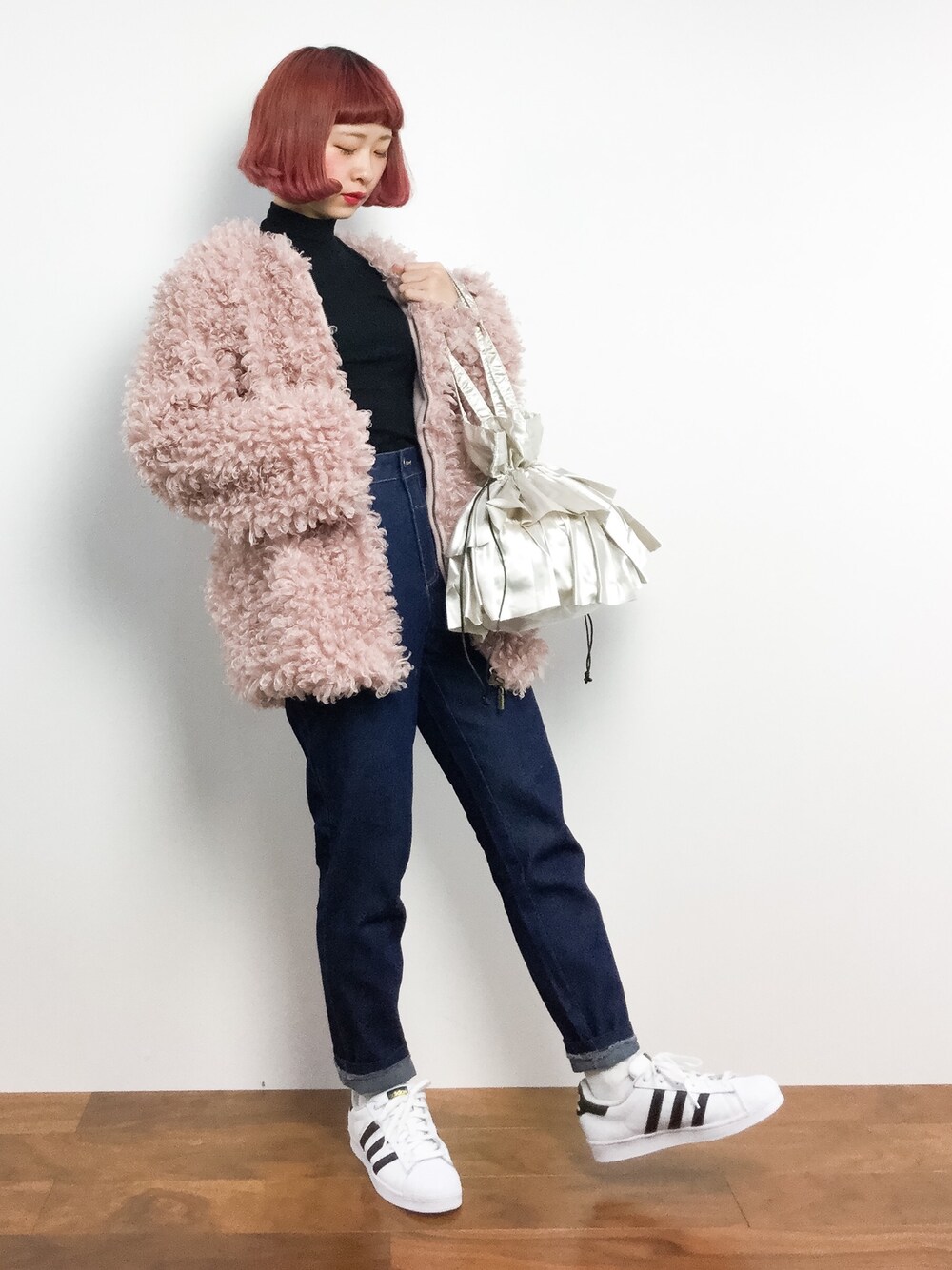 「スニーカー、ピンク、休日スタイル、デニムパンツ、お出かけコーデ、冬、ハイネックニット、パンツスタイル、プードルコート、チビーズ✳︎」｜「MERLOTのスカラップ配色ポッケデニムパンツ2216（デニムパンツ、ブルー系）」を使った、チョコビさん（レディース・154cm）の冬コーディネートの1枚目の写真