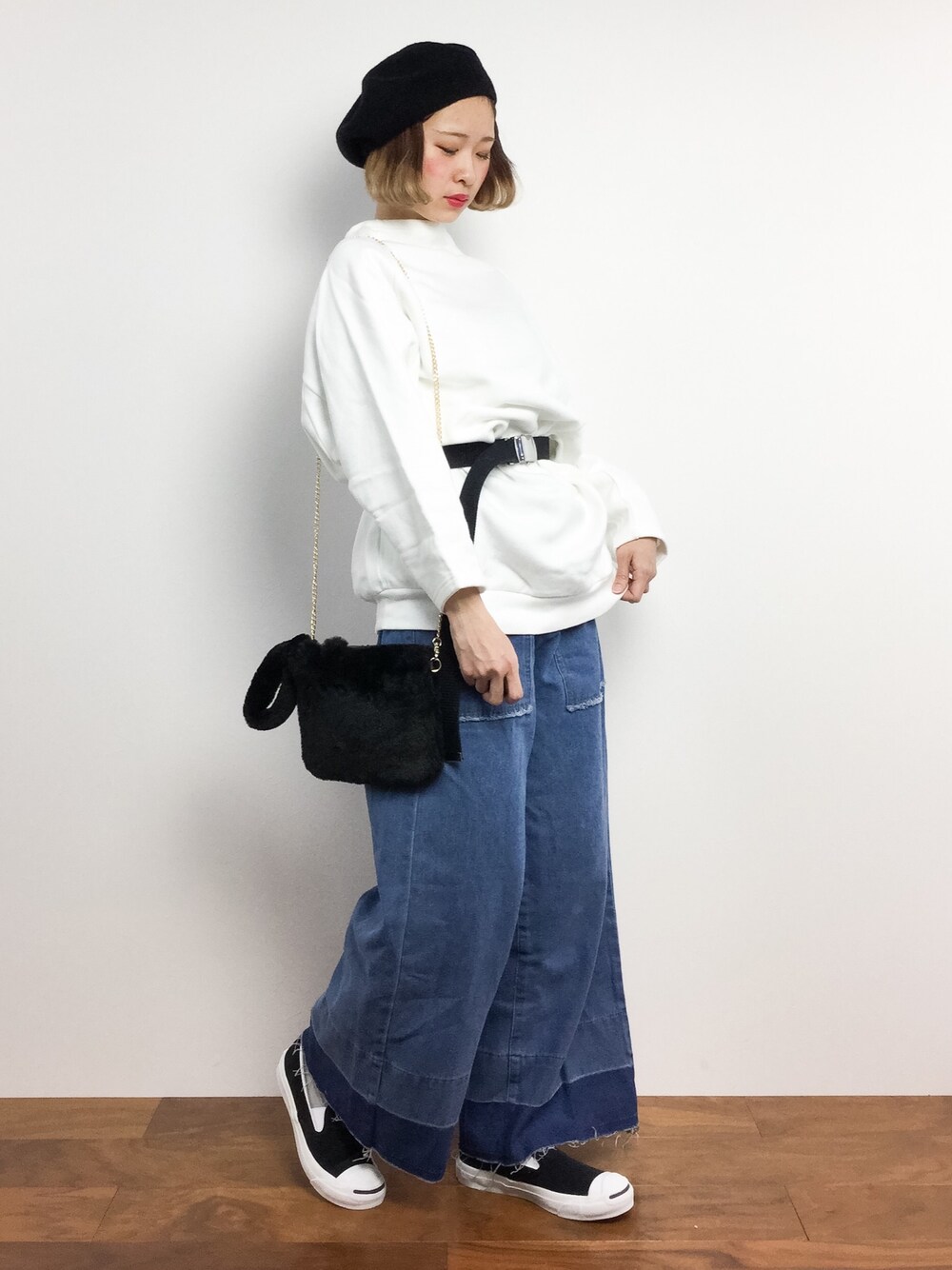 「スウェット、ベレー帽、ワイドパンツ、スリッポン、低身長、カジュアルコーデ、ボブ、ガチャベルト、ワイドデニム、チビーズ✳︎」｜「amorous insenseのベレー帽（ハンチング/ベレー帽、ブラック系）」を使った、チョコビさん（レディース・154cm）の冬コーディネートの1枚目の写真