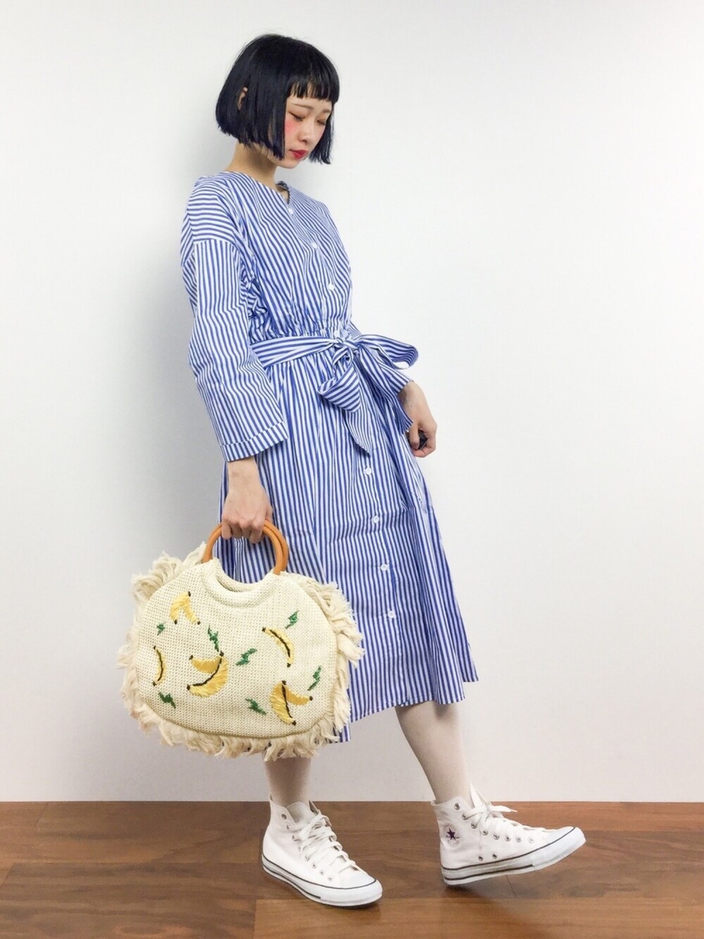 「コンバース、ワンピース、ストライプ、バナナ、ハイカットスニーカー、春コーデ、低身長、ボブ、はるコーデ、チビーズ✳︎」｜「Casseliniのfunny pattern BAG （ハンドバッグ、ホワイト系）」を使った、チョコビさん（レディース・154cm）の冬コーディネートの1枚目の写真