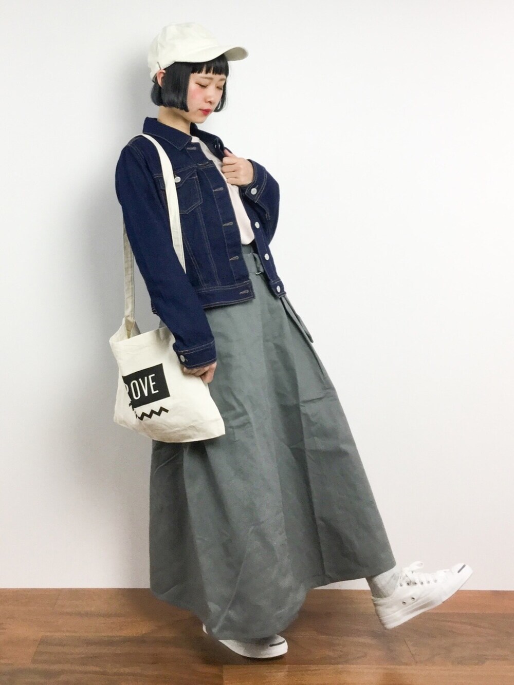 「WEGO、スニーカー、トートバッグ、デニムジャケット、denim、キャップ、春、春コーデ、低身長、はるコーデ」｜「Factor=のFactor= コールテンキャップ（キャップ、ホワイト系）」を使った、チョコビさん（レディース・154cm）の冬コーディネートの1枚目の写真