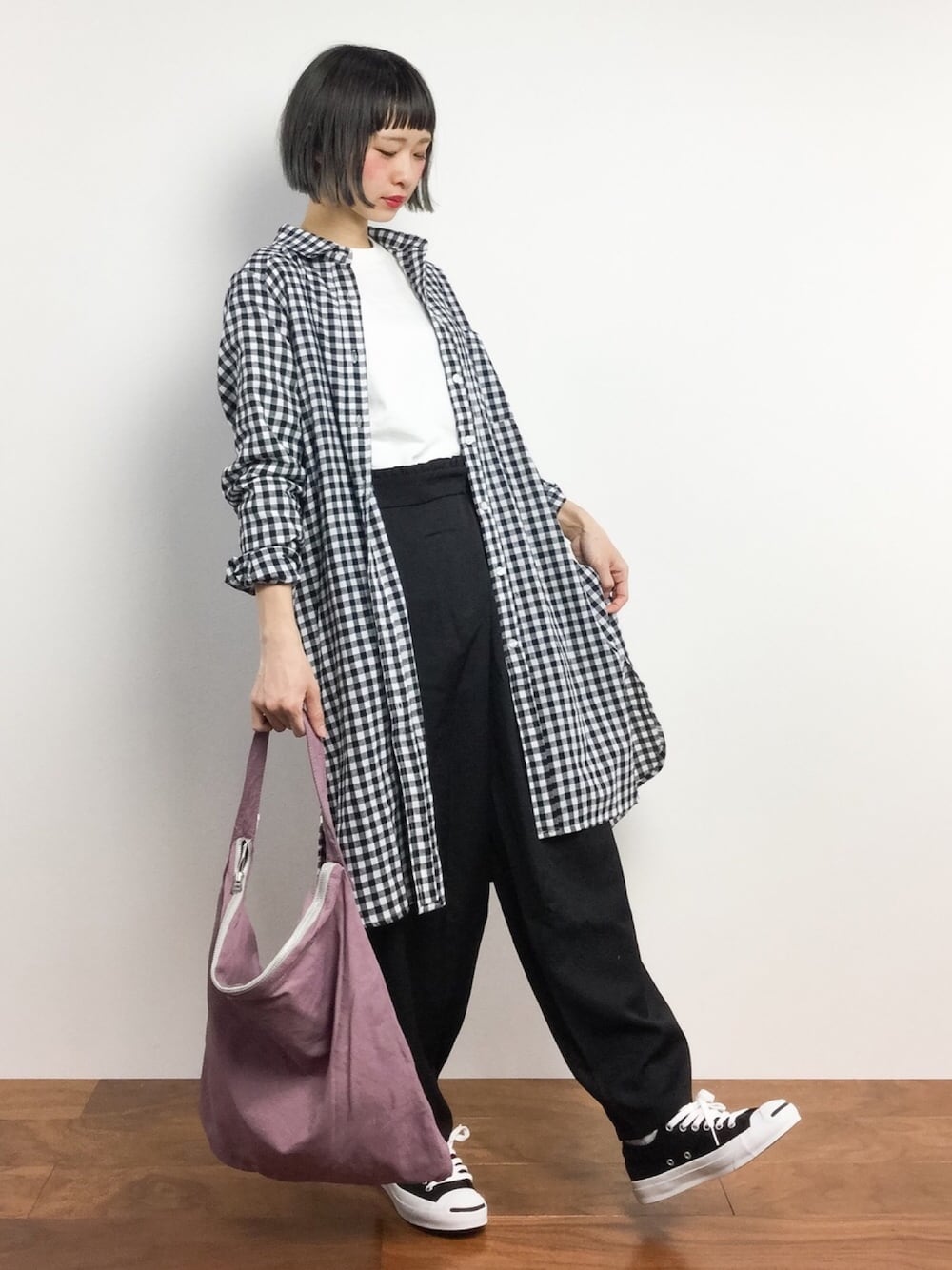 「スニーカー、トートバック、ギンガムチェック、春コーデ、低身長、カジュアルコーデ、ボブ、黒髪、はるコーデ、チビーズ✳︎」｜「ChampionのChampion×FREAK'S STORE/チャンピオン×フリークスストア　別注ビックシルエットカットオフプルオーバー（Tシャツ/カットソー、ホワイト系）」を使った、チョコビさん（レディース・154cm）の春コーディネートの1枚目の写真