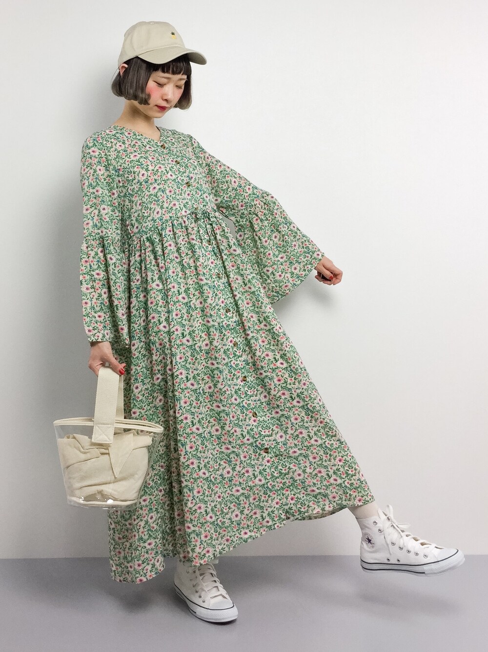 「コンバース、ワンピース、花柄、converse、レトロ、キャンプ、ハイカットスニーカー、春コーデ、花柄ワンピース、ちょこびおすすめ」｜「FREE'S MARTの刺繍キャップ（キャップ、ベージュ系）」を使った、チョコビさん（レディース・154cm）の冬コーディネートの1枚目の写真