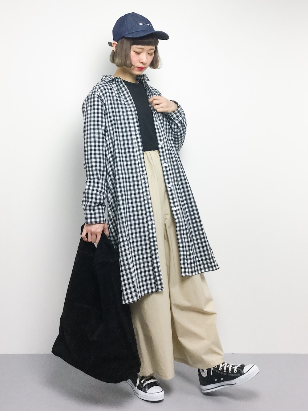 「スニーカー、カジュアル、ボーイッシュ、キャップ、ギンガムチェック、メンズライク、パンツスタイル、春、春コーデ、カジュアルコーデ」｜「ChampionのChampion タイプライターロゴキャップ CP1609-02（キャップ、ブルー系）」を使った、チョコビさん（レディース・154cm）の春コーディネートの1枚目の写真