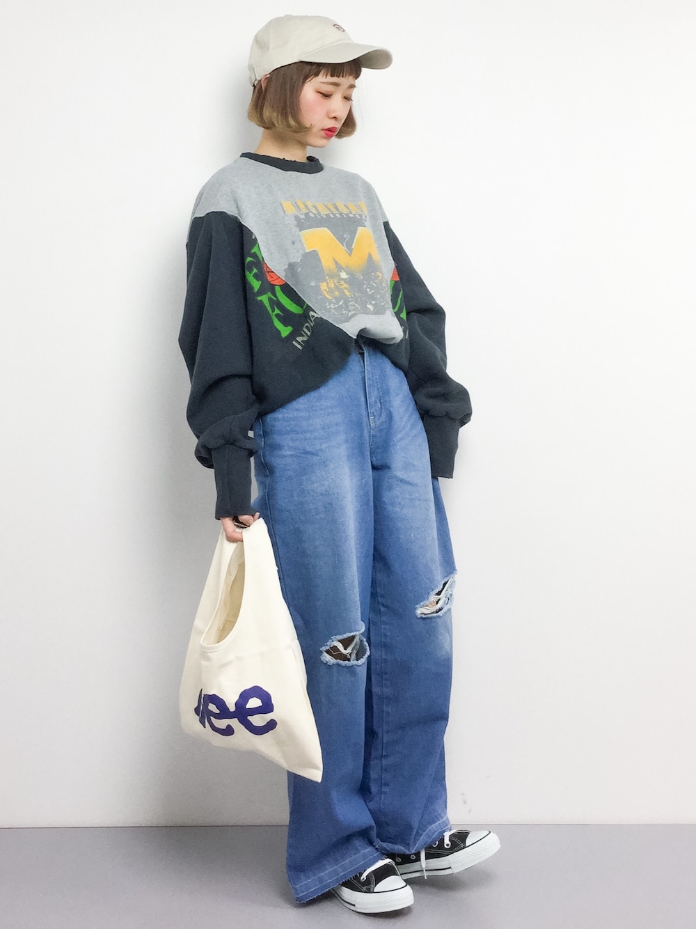 「古着、デニム、トートバッグ、キャップ、LEE、トレーナー、古着MIX、ダメージデニムパンツ、春コーデ、ボブ」｜「via jの via j(ヴィアジェイ) リメイクプリントトレーナー（Tシャツ/カットソー、グレー系）」を使った、チョコビさん（レディース・154cm）の春コーディネートの1枚目の写真