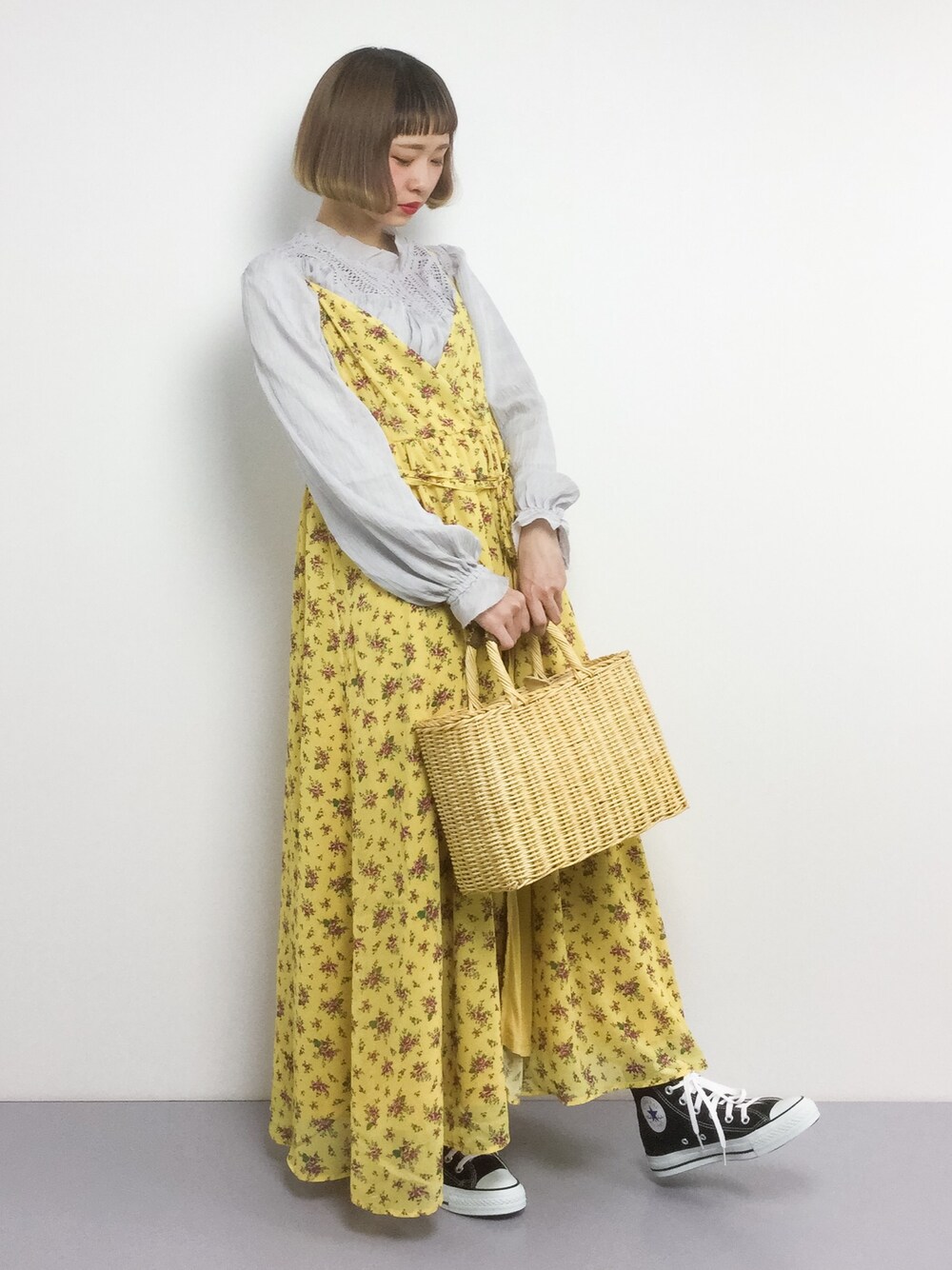 「コンバース、ワンピース、花柄、原宿、ハイカットスニーカー、かごバッグ、春コーデ、花柄ワンピース、ボブ、キャミワンピ」｜「Omekashiのレースハイネックブラウス（シャツ/ブラウス、グレー系）」を使った、チョコビさん（レディース・154cm）の春コーディネートの1枚目の写真