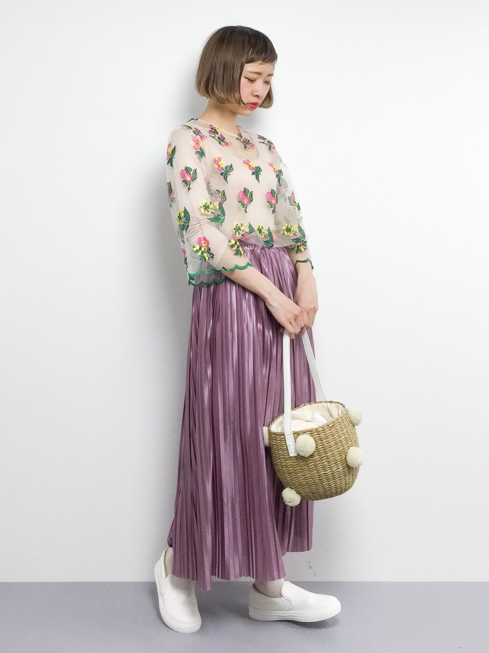 「ピンク、花柄、刺繍、レース、プリーツスカート、靴下チラ見せ、春、かごバッグ、春コーデ、ボブ」｜「Dot＆Stripes CHILD WOMANのチュールカラフル花刺繍　Aライン7分ブラウス（シャツ/ブラウス、ホワイト系）」を使った、チョコビさん（レディース・154cm）の春コーディネートの1枚目の写真