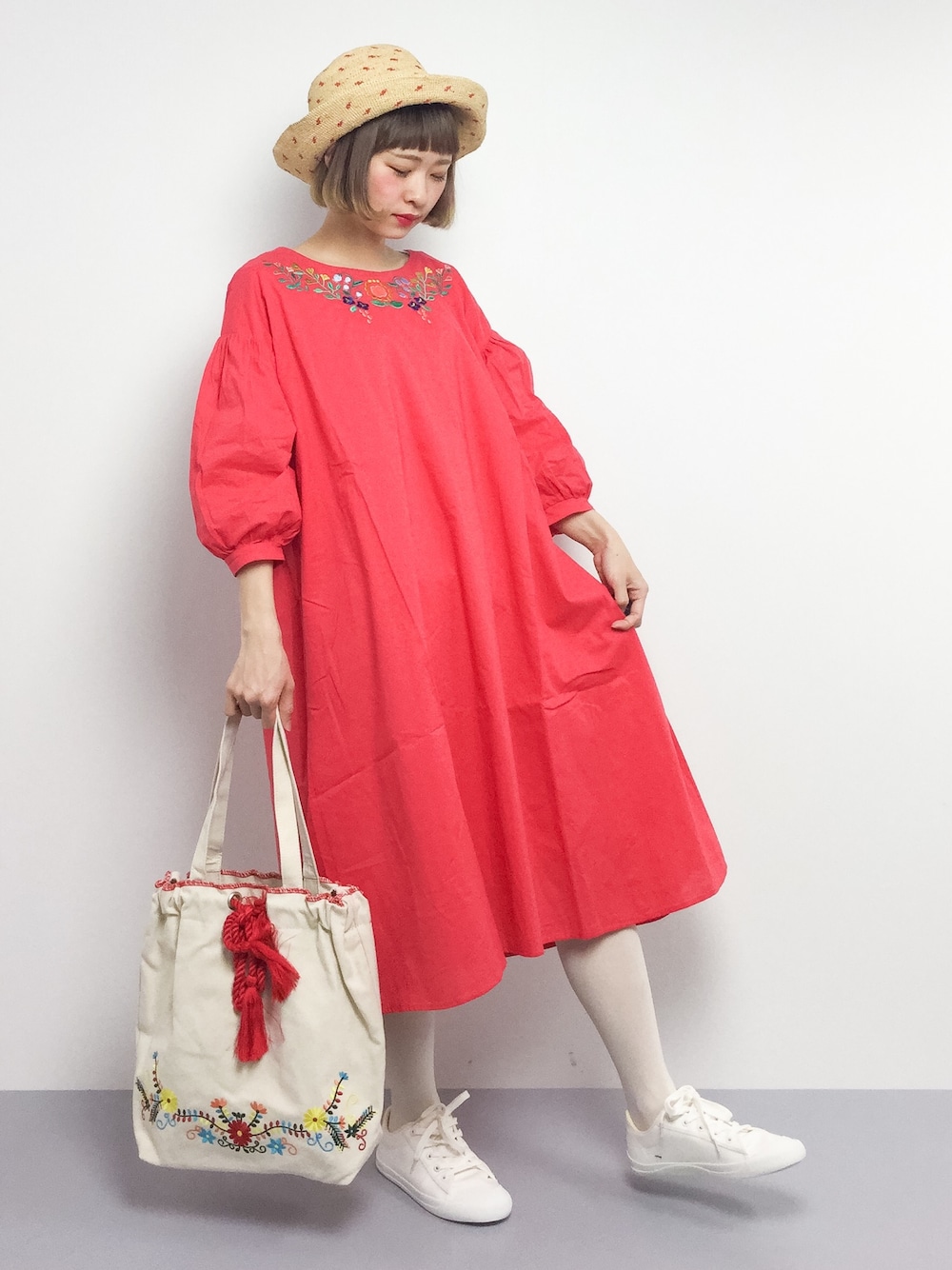 「スニーカー、トートバッグ、ワンピース、刺繍、赤、巾着バッグ、春、春コーデ、赤ワンピース、むぎわら帽子」｜「MERLOTのドット麦わら帽6821（ハット、レッド系）」を使った、チョコビさん（レディース・154cm）の春コーディネートの1枚目の写真