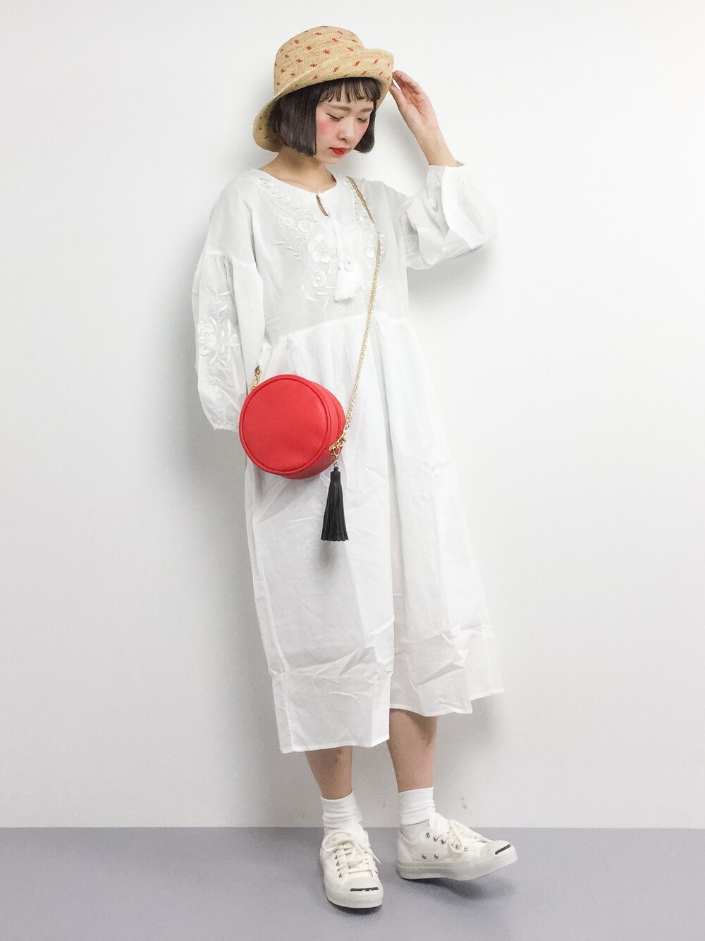 「ワンピース、刺繍、お出かけコーデ、チェーンバッグ、春、ポシェット、春コーデ、低身長、麦わら帽子、白ワンピース」｜「MERLOTのドット麦わら帽6821（ハット、レッド系）」を使った、チョコビさん（レディース・154cm）の春コーディネートの1枚目の写真