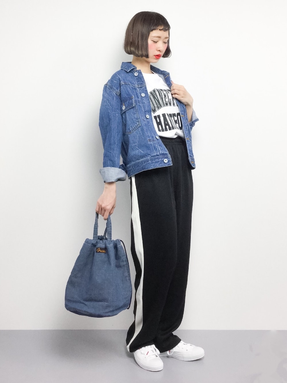 「スニーカー、デニムジャケット、converse、スポーツミックス、Gジャン、パンツスタイル、春コーデ、低身長、ゆるコーデ、ラインパンツ」｜「niko and...の綿アソートロゴTシャツ【niko and ...】（Tシャツ/カットソー、ホワイト系）」を使った、チョコビさん（レディース・154cm）の春コーディネートの1枚目の写真