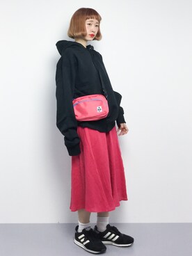 スカート ピンク系 を使った 黒パーカー の人気ファッションコーディネート Wear