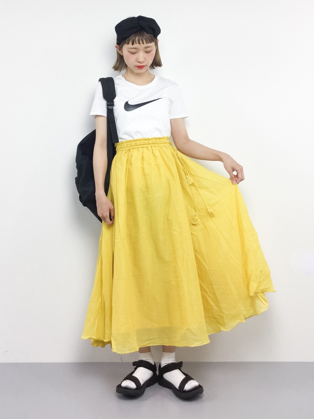 「イエロー、ヘアバンド、カオリノモリ、黄色、ナイキ、スポーツミックス、スポーツサンダル、サンダルに靴下、スポサン、ちょこびおすすめ」｜「NIKEのNIKE ウィメンズ スウッシュ ロゴ クルー Tシャツ（Tシャツ/カットソー、ホワイト系）」を使った、チョコビさん（レディース・154cm）の春コーディネートの1枚目の写真