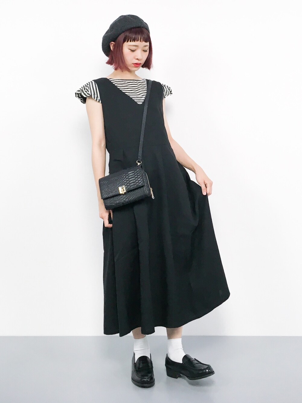 「ボーダー、ローファー、モノトーン、ジャンパースカート、黒コーデ、黒ワンピース」｜「l'atelier du savonのボーダーｷｬｯﾌﾟｽﾘｰﾌﾞPO（Tシャツ/カットソー、ブラック系）」を使った、チョコビさん（レディース・154cm）の夏コーディネートの1枚目の写真