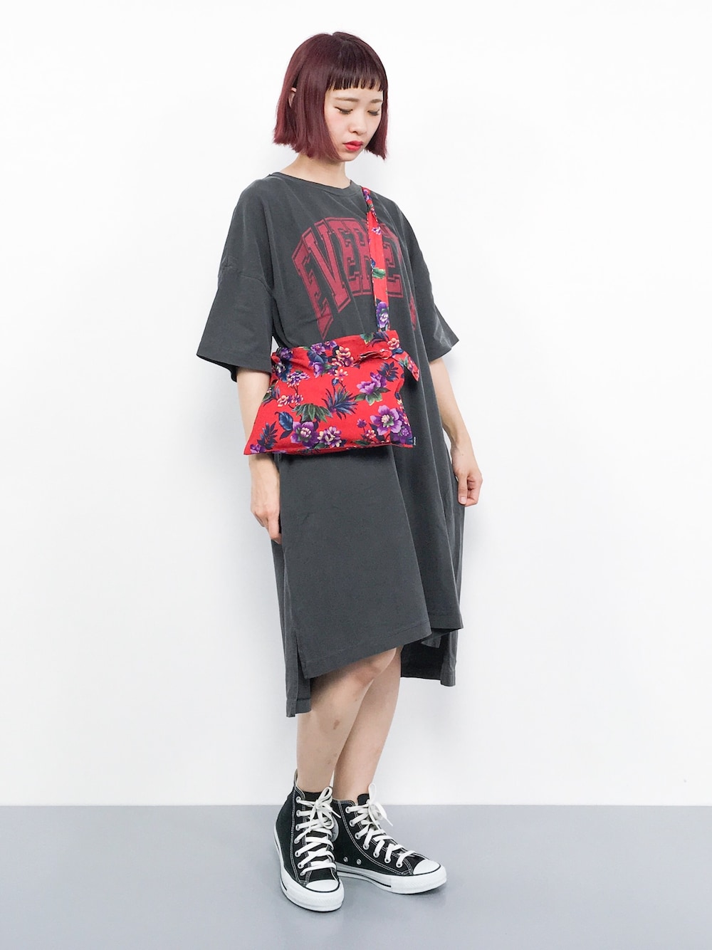 「コンバース、ワンピース、ロゴT、ハイカットスニーカー、低身長、Tシャツワンピ、サコッシュ」｜「niko and...のピグメントロゴチュニックTシャツ【niko and ...】（チュニック、グレー系）」を使った、チョコビさん（レディース・154cm）の夏コーディネートの1枚目の写真