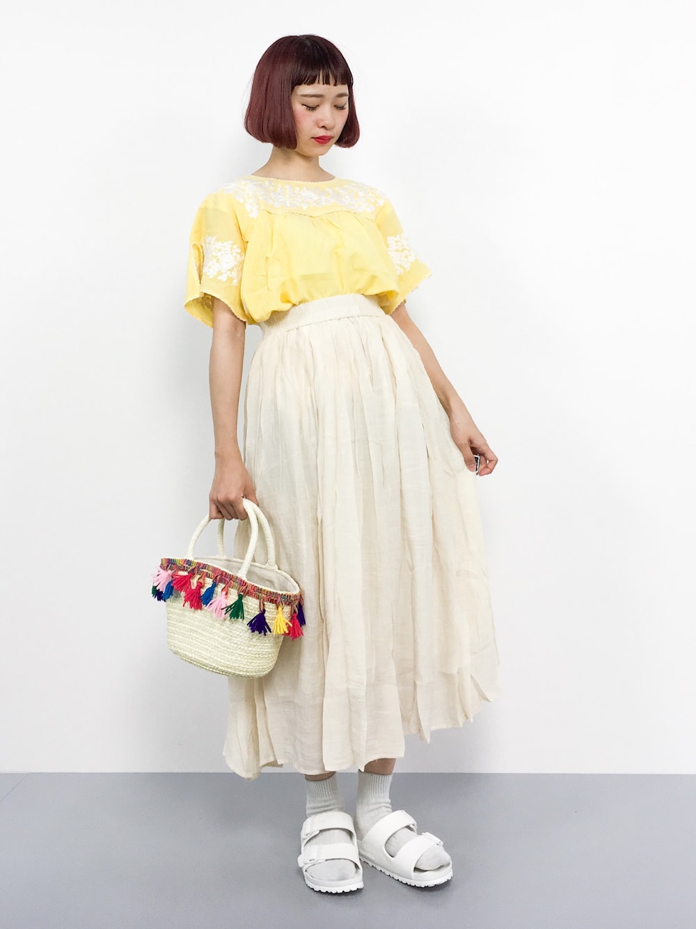 「イエロー、刺繍、黄色、白スカート、かごバッグ」｜「coca（coca）のふんわりコットン花柄刺繍ブラウス（シャツ/ブラウス、イエロー系）」を使った、チョコビさん（レディース・154cm）の夏コーディネートの1枚目の写真