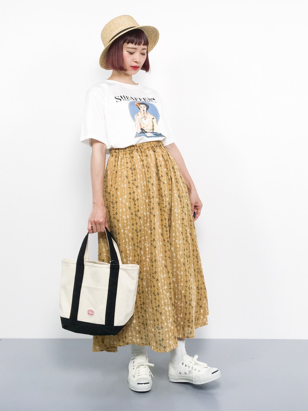 「トートバッグ、イエロー、Tシャツ、黄色、休日コーデ、夏コーデ、カンカン帽、白Tシャツ、おしゃれさんと繋がりたい、ちょこびおすすめ」｜「Samansa Mos2のツタ柄ギャザースカート（スカート、イエロー系）」を使った、チョコビさん（レディース・154cm）の夏コーディネートの1枚目の写真