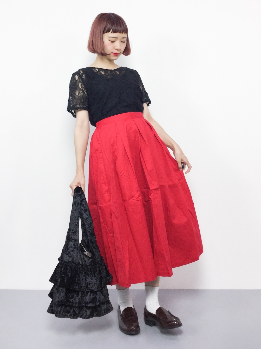 「夏、ローファー、赤、レース、赤いスカート、夏コーデ、ボブ、赤スカート、レーストップス、黒レース」｜「BLISS POINTの【店舗限定】インナーツキソウレース半袖/759759（Tシャツ/カットソー、ブラック系）」を使った、チョコビさん（レディース・154cm）の夏コーディネートの1枚目の写真