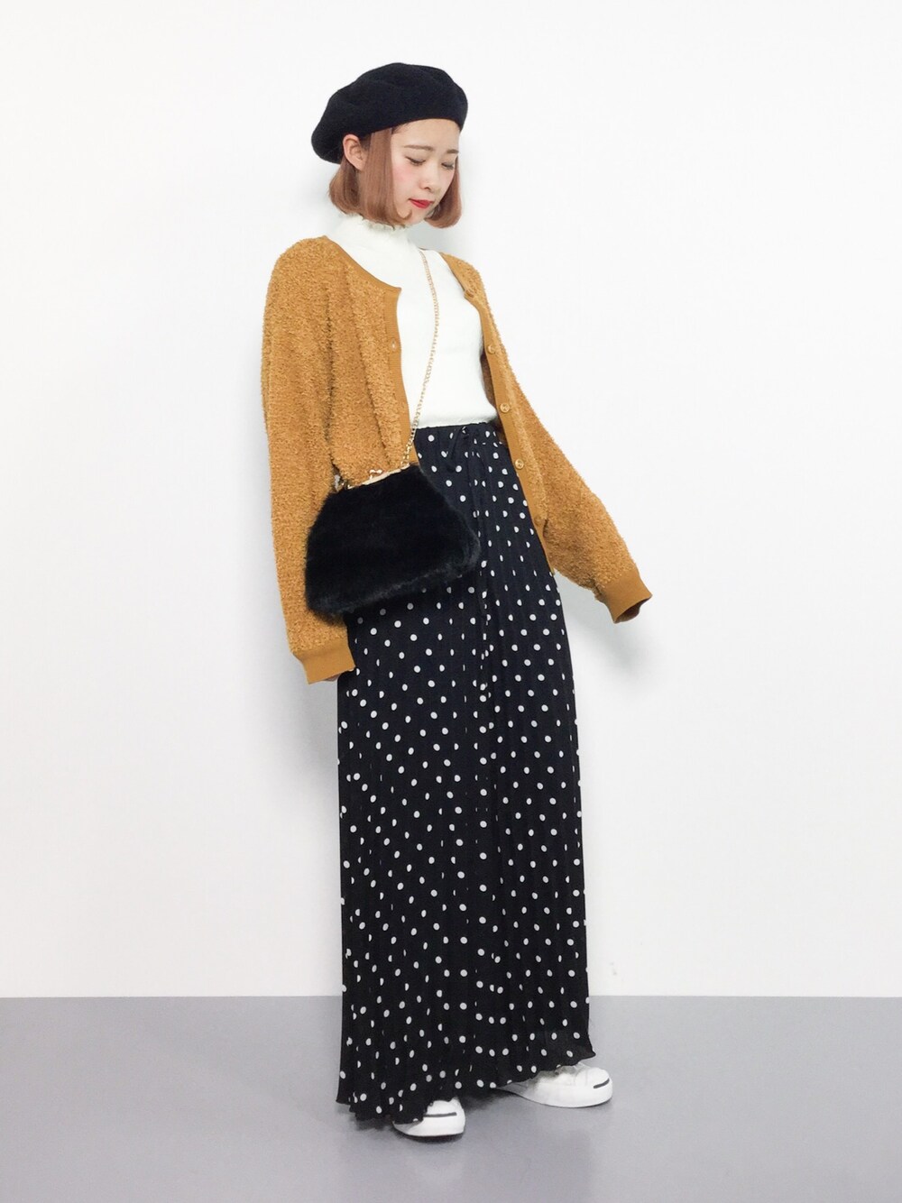「カーディガン、ベレー帽、秋のコーデ、ドット、黄色、マスタード、ファーバッグ、チェーンバッグ、秋服、秋」｜「WEGOのWEGO/ミニケーブル5分袖ニット（ニット/セーター、ホワイト系）」を使った、チョコビさん（レディース・154cm）の秋コーディネートの1枚目の写真