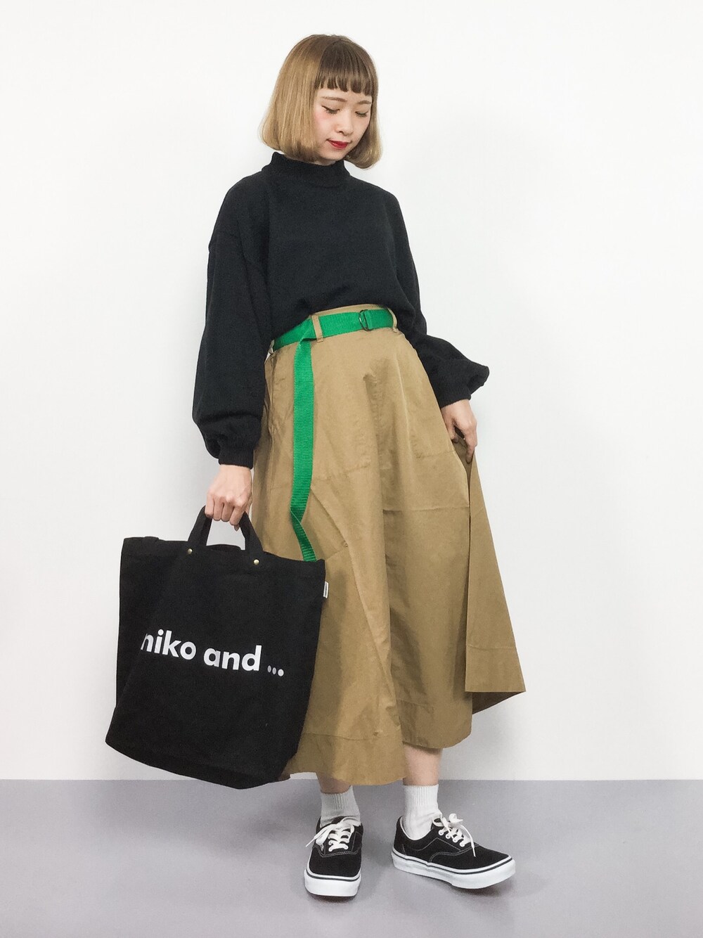 「VANS、スニーカーコーデ、ベルト、シンプルコーデ、低身長、黒ニット、カジュアルコーデ、チノスカート、ボリューム袖、ちょこびおすすめ」｜「PUNYUSのバルーンスリーブニット（ニット/セーター、ブラック系）」を使った、チョコビさん（レディース・154cm）の秋コーディネートの1枚目の写真