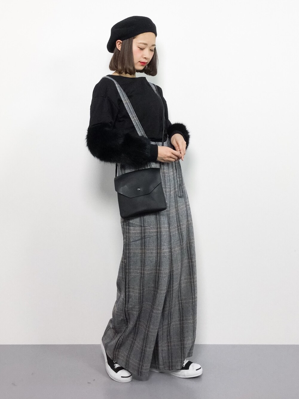 「チェック、ワントーンコーデ、ベレー帽、サロペット、オールインワン、黒、チェックパンツ、グレンチェック、ファー袖」｜「Andemiuの【WEB限定】ソデファープルオーバー776613（スウェット、ブラック系）」を使った、チョコビさん（レディース・154cm）の秋コーディネートの1枚目の写真