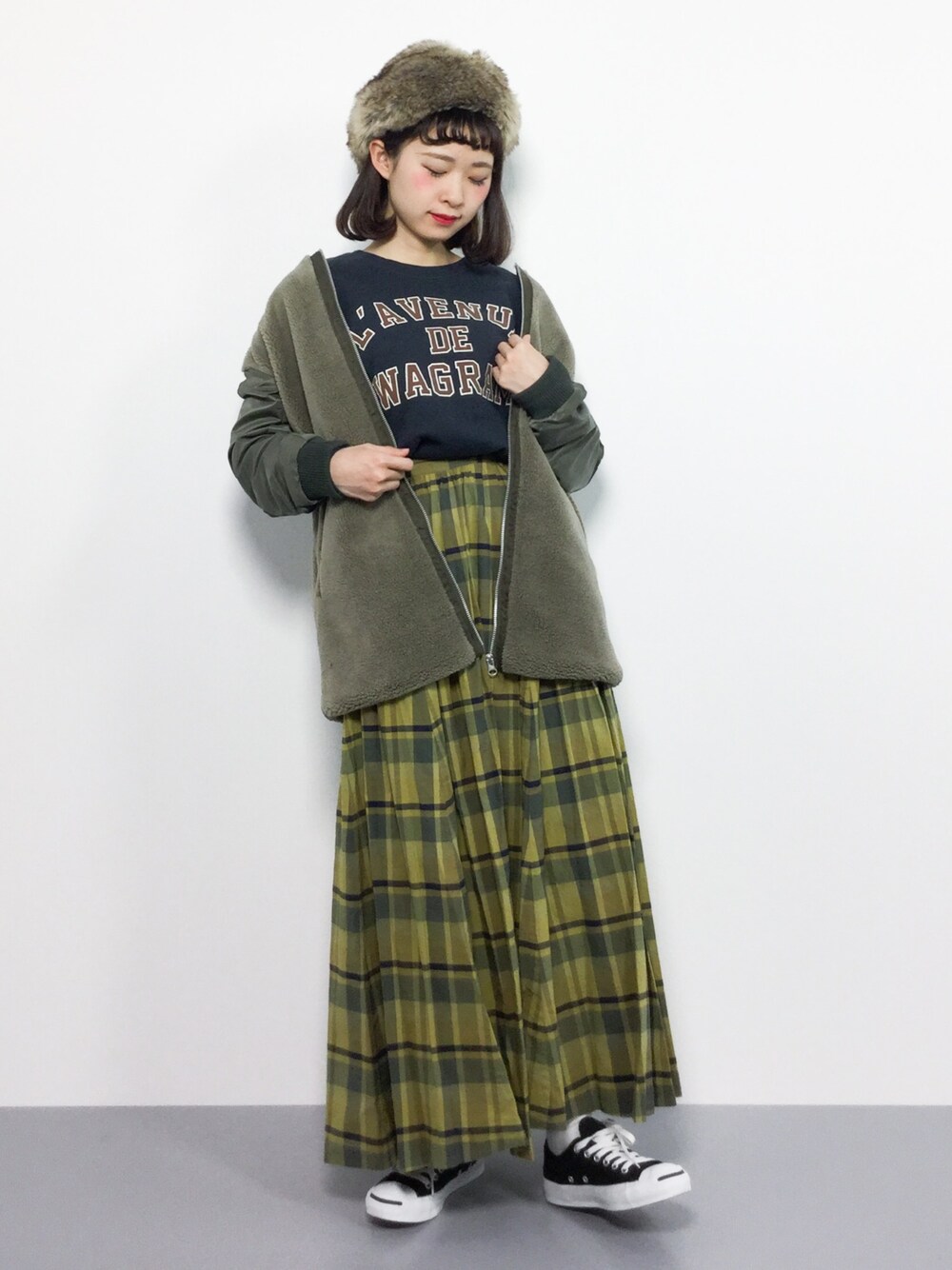 「古着、チェック、ボア、ロゴスウェット、チェックスカート、カーキアウター、ちょこびおすすめ」｜「l'atelier du savonの■ｵｰﾊﾞｰﾀﾞｲﾁｪｯｸ    ﾎﾞﾘｭｰﾑスカート（スカート、イエロー系）」を使った、チョコビさん（レディース・154cm）の秋コーディネートの1枚目の写真