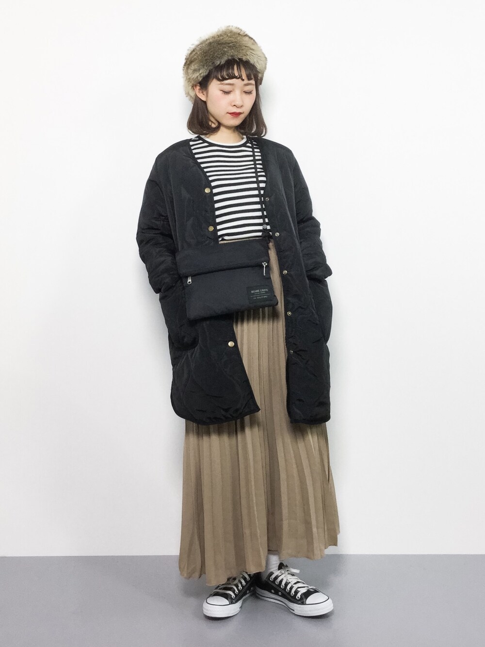 「コンバース、ボーダー、ベージュ、キルティング、ロングスカート、プリーツスカート、ボーダートップス、キルティングジャケット、ファー帽子、ちょこびおすすめ」｜「Mila Owenのクルーネックスリットボーダーニット（ニット/セーター、ホワイト系）」を使った、チョコビさん（レディース・154cm）の冬コーディネートの1枚目の写真