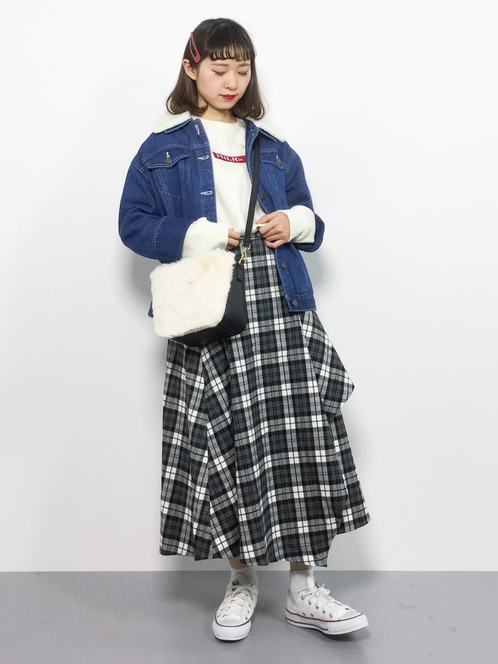「コンバース、デニムジャケット、converse、トレーナー、Gジャン、ロゴスウェット、チェックスカート、青文字系」｜「Discoat Parisienのラッフルスカート（スカート、その他）」を使った、チョコビさん（レディース・154cm）の冬コーディネートの1枚目の写真