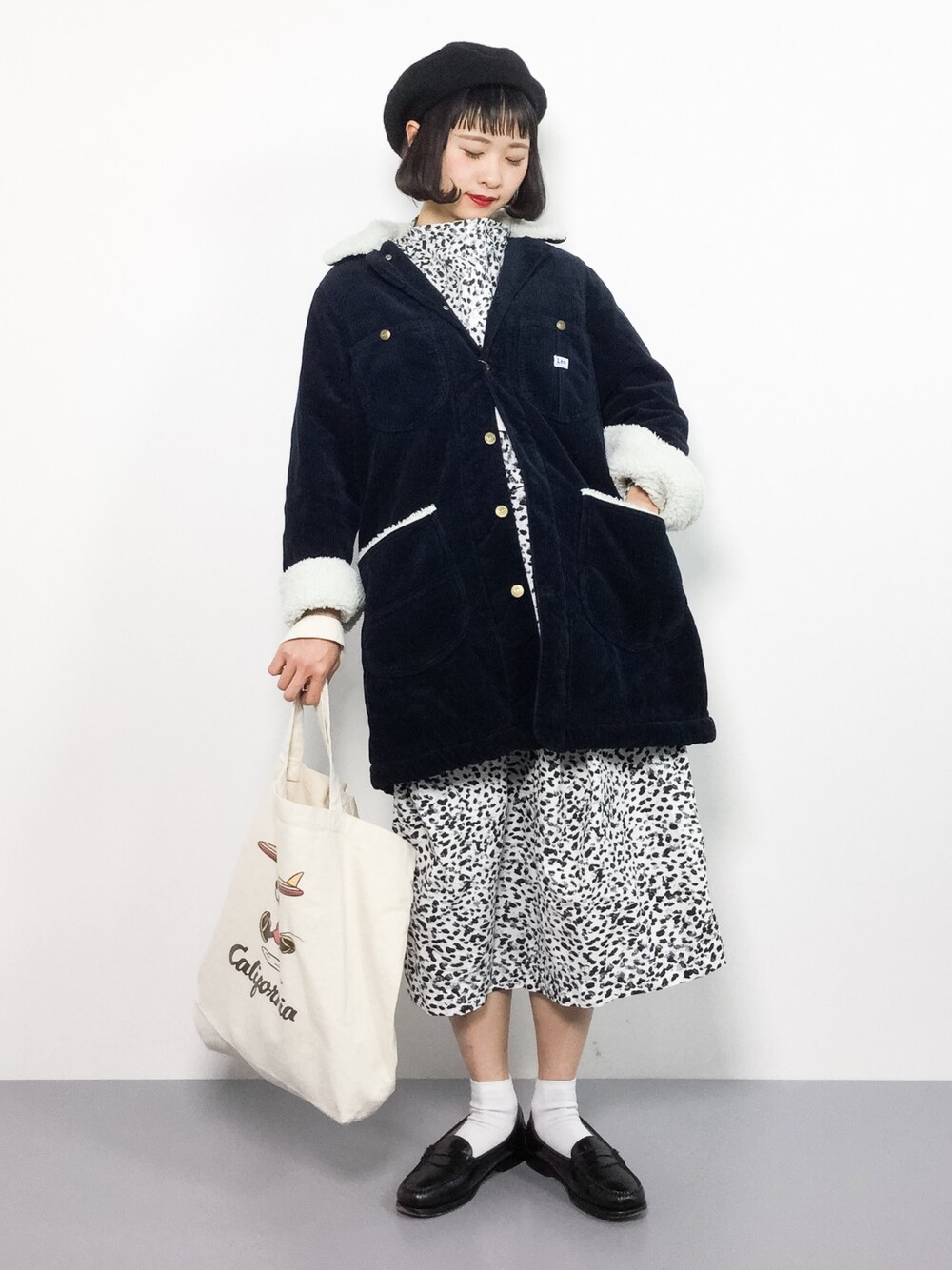 「トートバッグ、ワンピース、ビッグシルエット、コーデュロイ、ベレー帽、寒い、お正月、柄ワンピース、低身長、ちょこびおすすめ」｜「URBAN RESEARCH DOORSのLee×DOORS-natural-　BOA COVERALL（その他アウター、ブルー系）」を使った、チョコビさん（レディース・154cm）の冬コーディネートの1枚目の写真