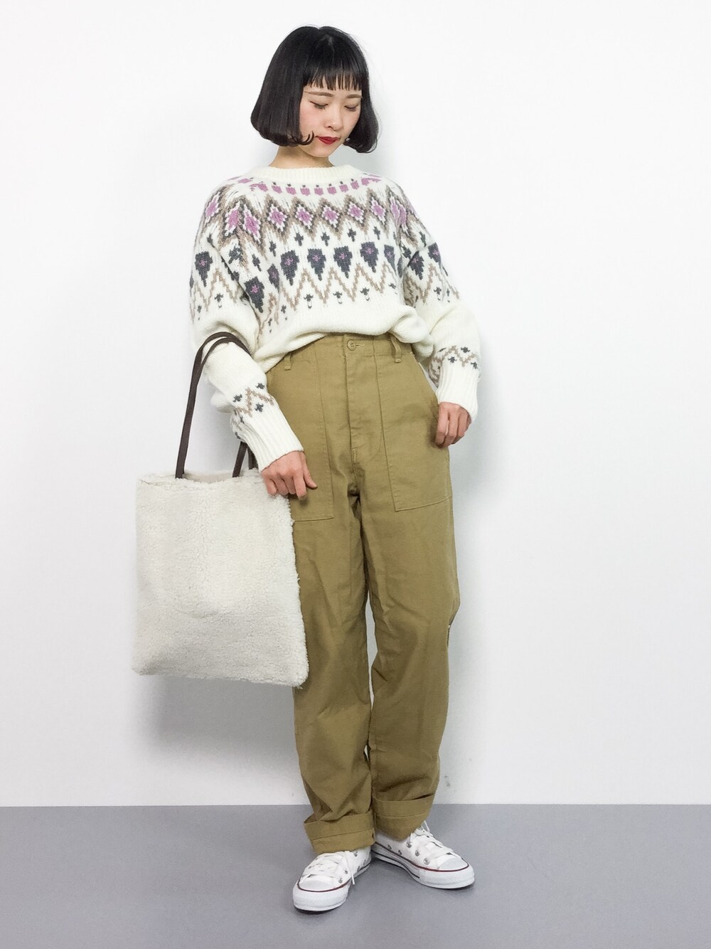 「コンバース、トートバッグ、チノパン、冬コーデ、Another Edition、柄ニット、ノルディック柄、パンツスタイル、ベージュパンツ、低身長」｜「green label relaxingの◆CB Cバックサテンベイカーパンツ③（チノパンツ、ベージュ系）」を使った、チョコビさん（レディース・154cm）の冬コーディネートの1枚目の写真