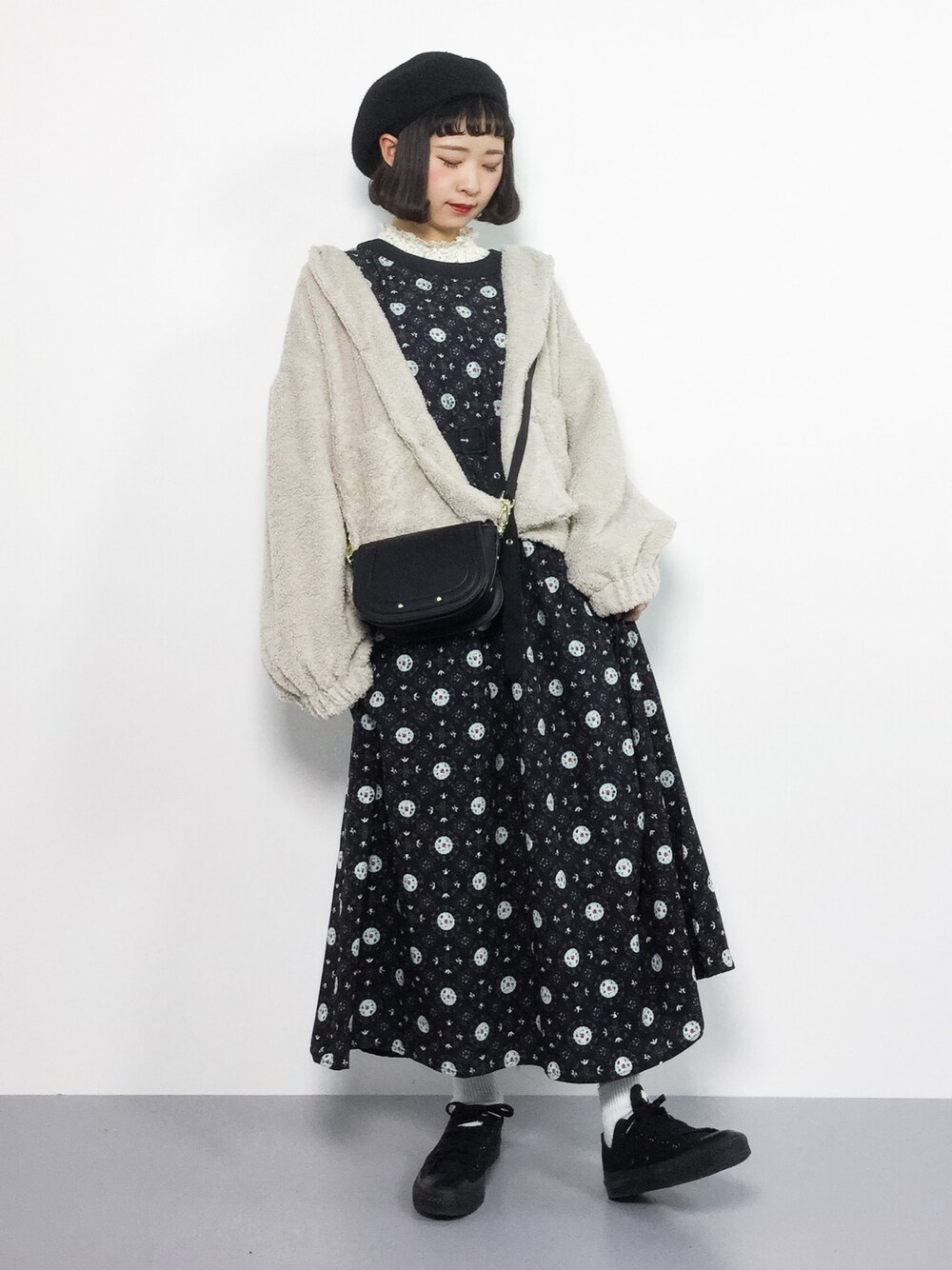 「スニーカー、ベレー帽、ボア、ボアジャケット、柄ワンピース、低身長、ボブ、merlot、メルロー、ちょこびおすすめ」｜「mysticのショートボアコート（その他アウター、ベージュ系）」を使った、チョコビさん（レディース・154cm）の冬コーディネートの1枚目の写真