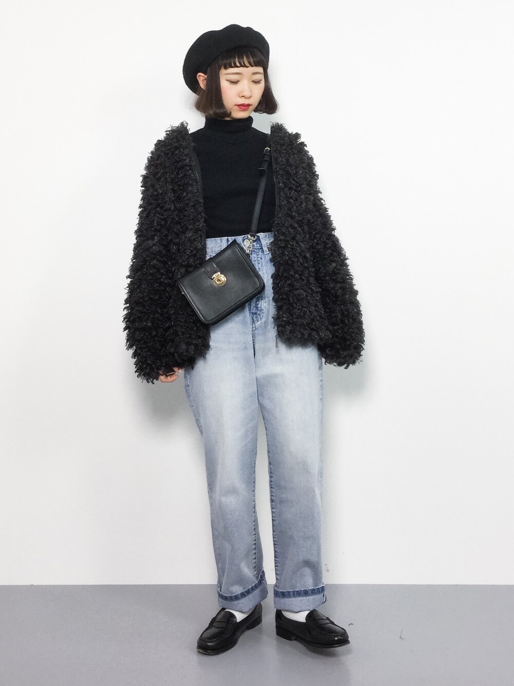 「ベレー帽、ローファー、冬コーデ、デニムパンツ、もこもこ、低身長、ストレートデニム、黒アウター、モコモコアウター、ちょこびおすすめ」｜「LOWRYS FARMのスーピマタートル　777990（ニット/セーター、ブラック系）」を使った、チョコビさん（レディース・154cm）の冬コーディネートの1枚目の写真