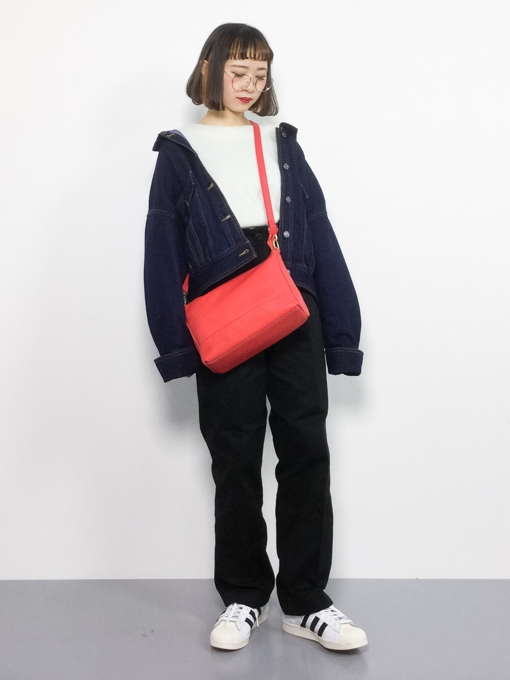 「デニムジャケット、めがね、スニーカーコーデ、Gジャン、春コーデ、黒パンツ、低身長、赤バッグ、ちょこびおすすめ」｜「LOWRYS FARMのシャギーソデボリュームプルオーバー　774772 （Tシャツ/カットソー、ホワイト系）」を使った、チョコビさん（レディース・154cm）の冬コーディネートの1枚目の写真