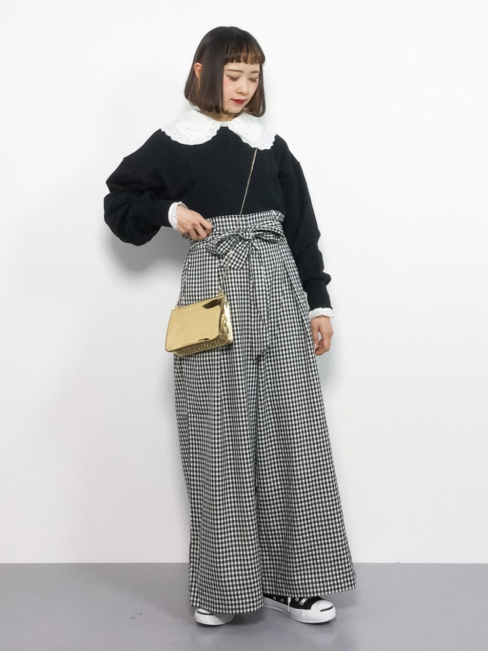 「スウェット、黒、ギンガムチェック、ワイドパンツ、チェックパンツ、チェーンバッグ、低身長、フリル襟」｜「w closetのダブルカラーレース切替ブラウス（シャツ/ブラウス、ホワイト系）」を使った、チョコビさん（レディース・154cm）の冬コーディネートの1枚目の写真